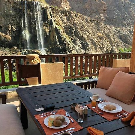 Hotel Ma'In Hot Springs Esterno foto The view of the waterfall from the hotel