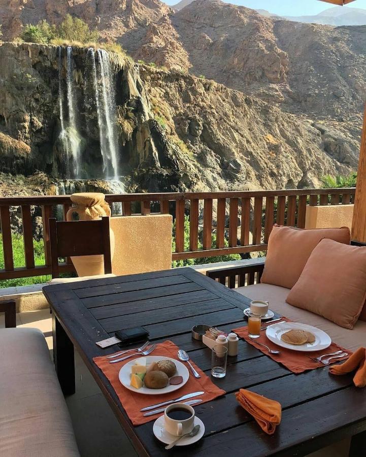 Hotel Ma'In Hot Springs Esterno foto The view of the waterfall from the hotel