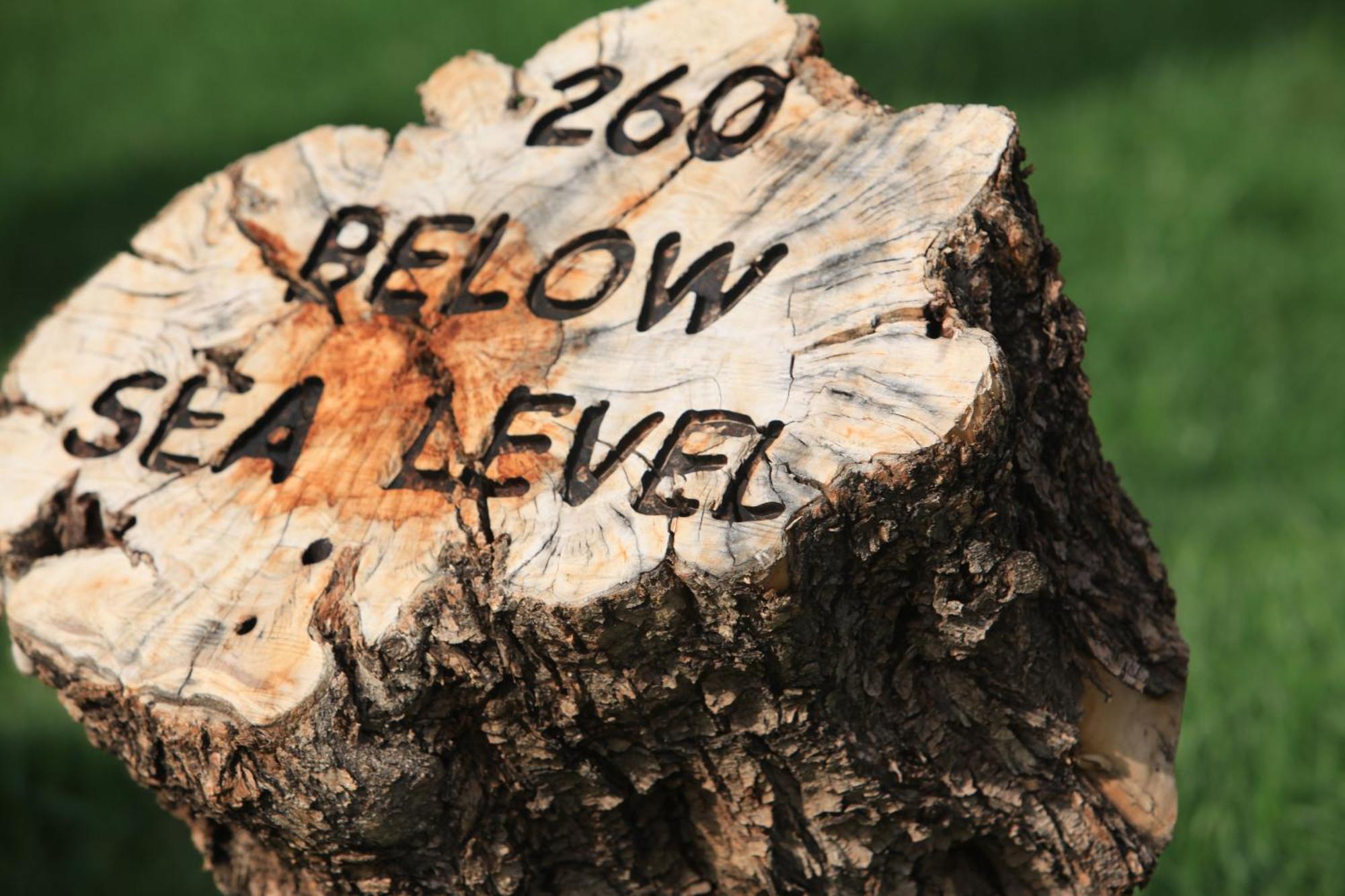 Hotel Ma'In Hot Springs Esterno foto A stump marking the location of the 260th Sea Level