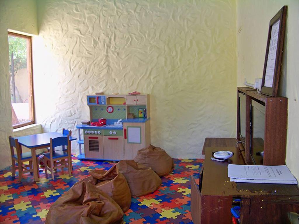 Hotel Ma'In Hot Springs Esterno foto A classroom at the school