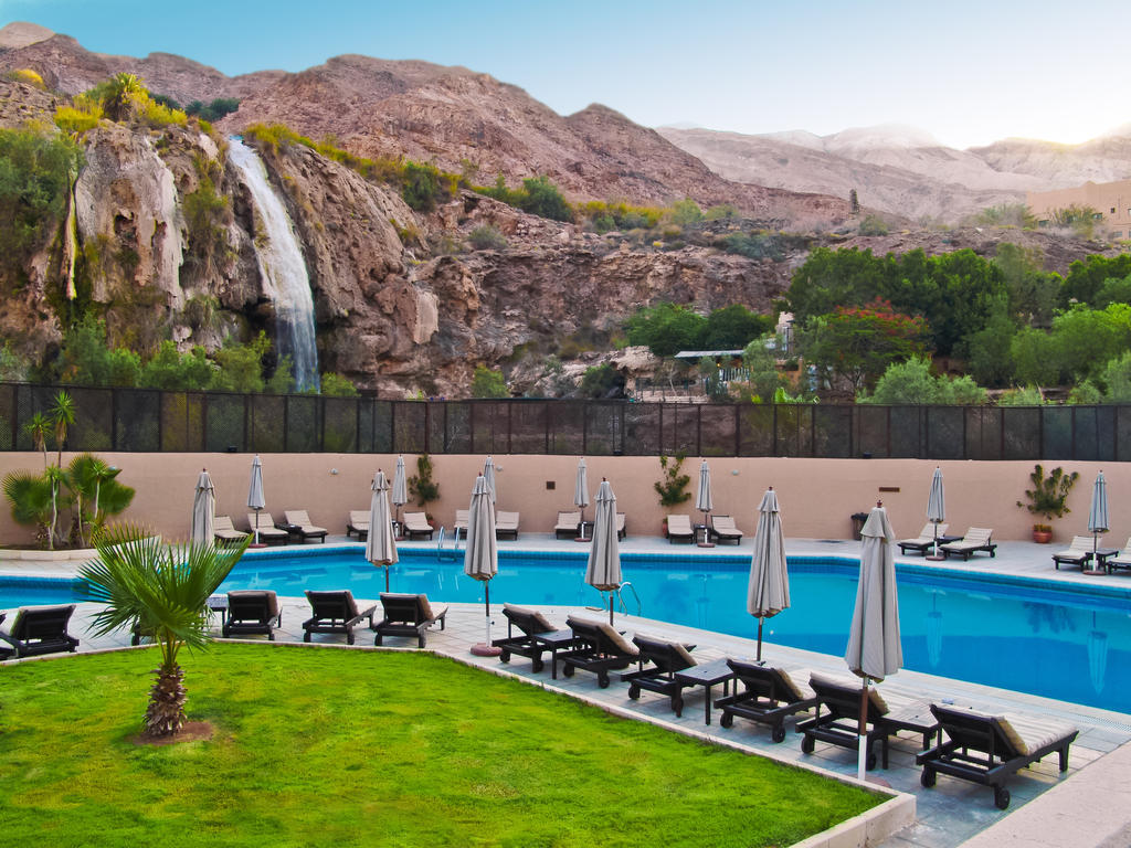 Hotel Ma'In Hot Springs Esterno foto The resort's pool
