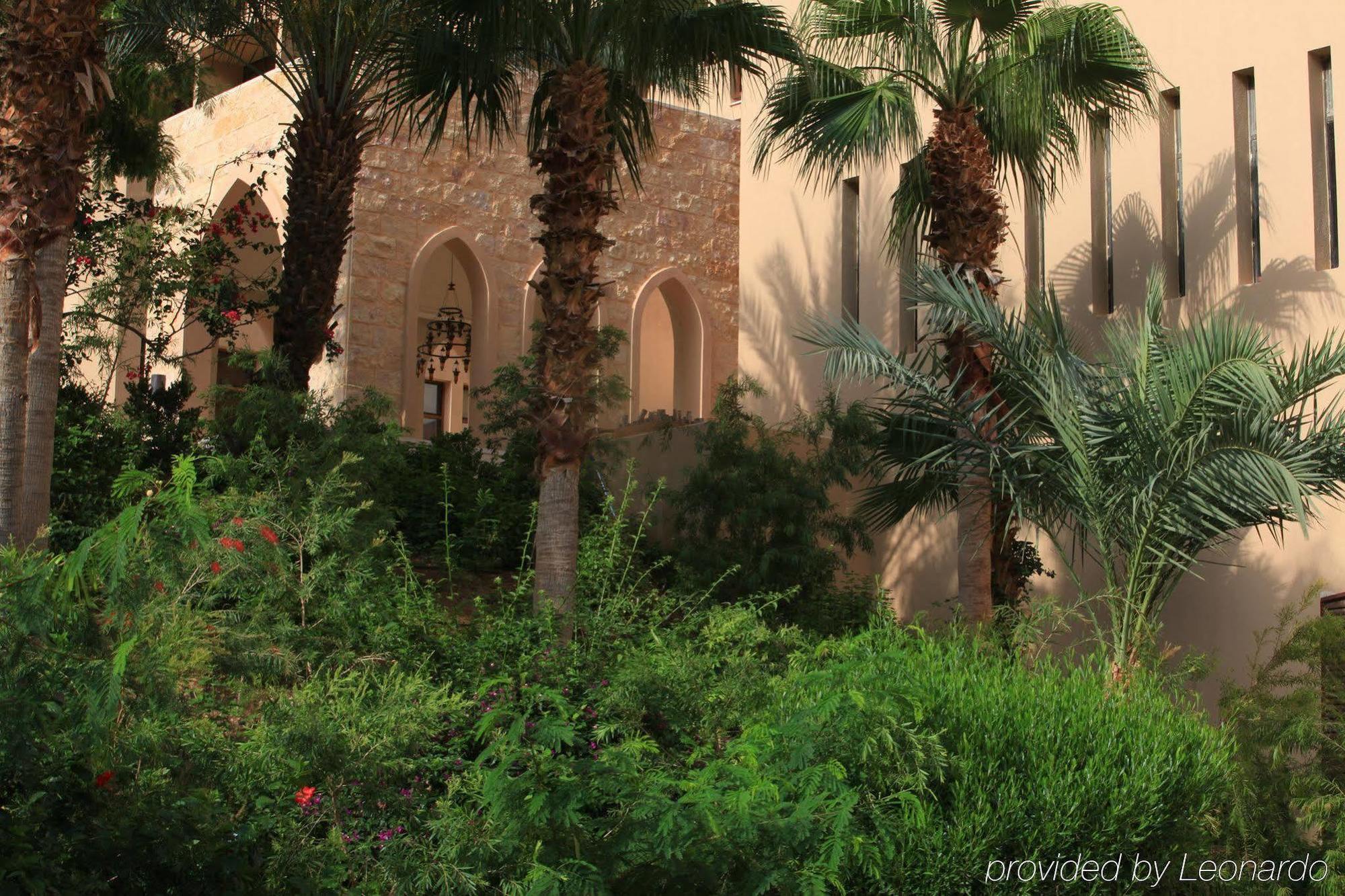 Hotel Ma'In Hot Springs Esterno foto The garden of the palace
