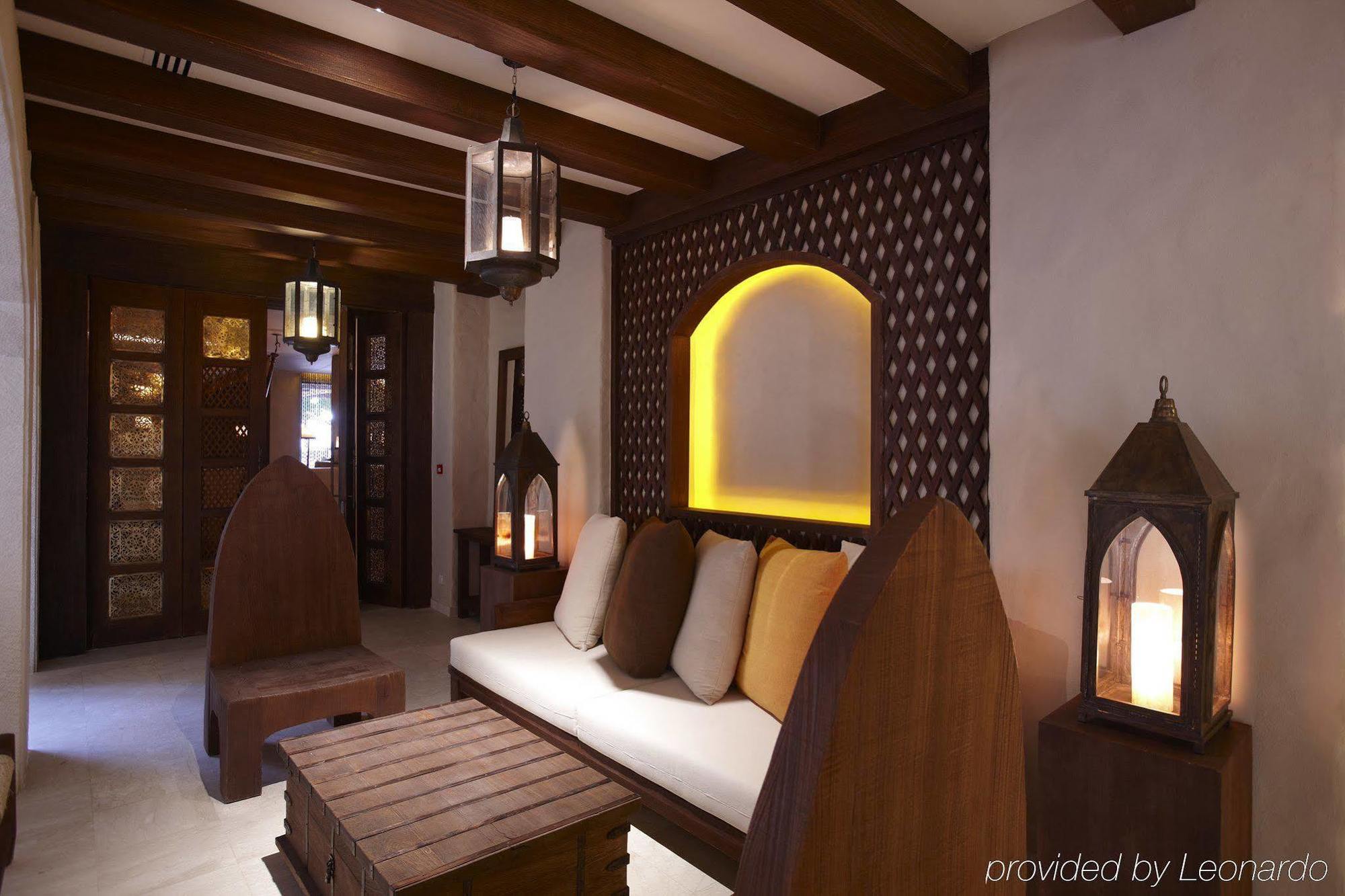 Hotel Ma'In Hot Springs Interno foto The interior of a suite at the resort