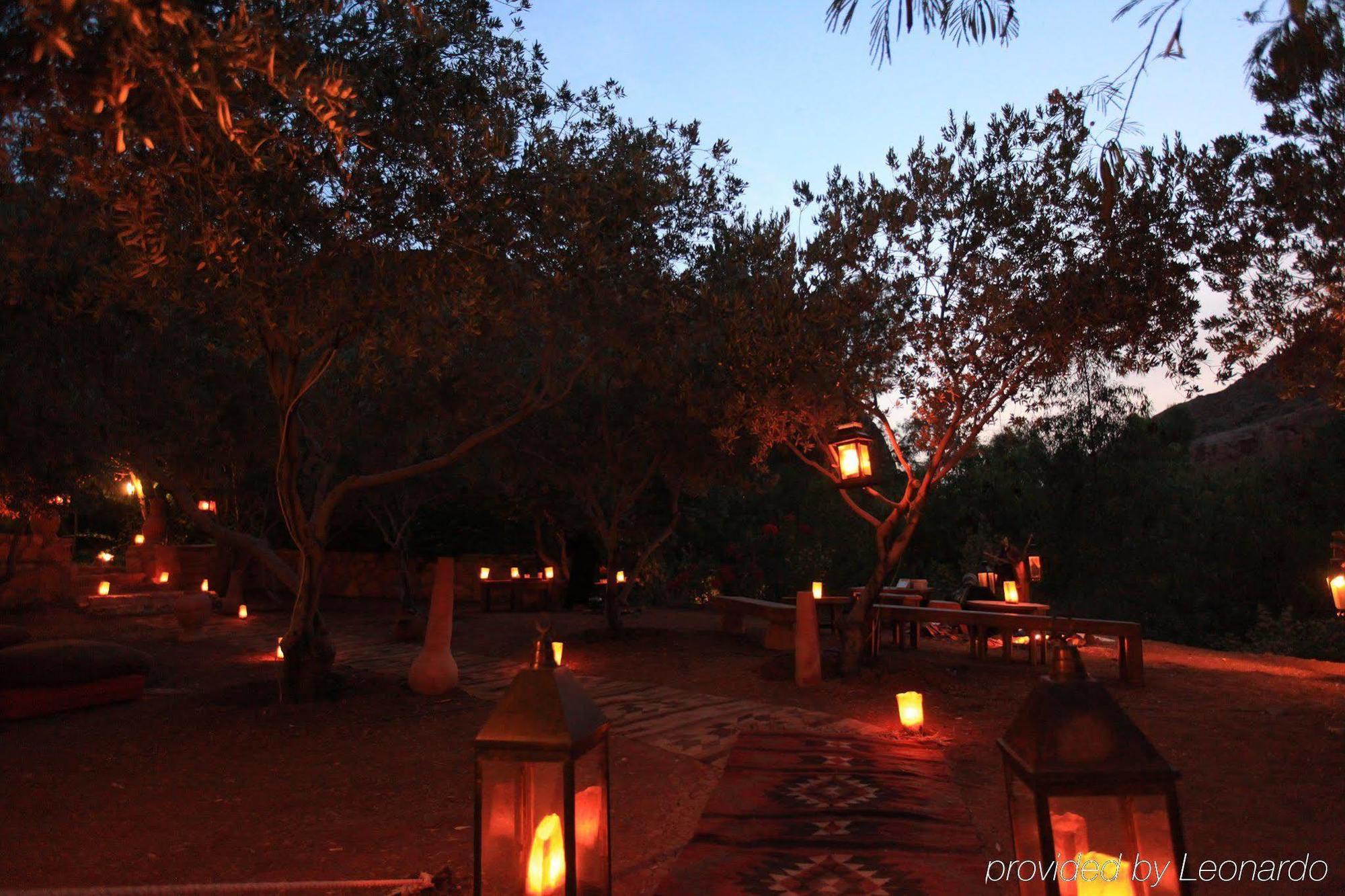 Hotel Ma'In Hot Springs Servizi foto The garden at night