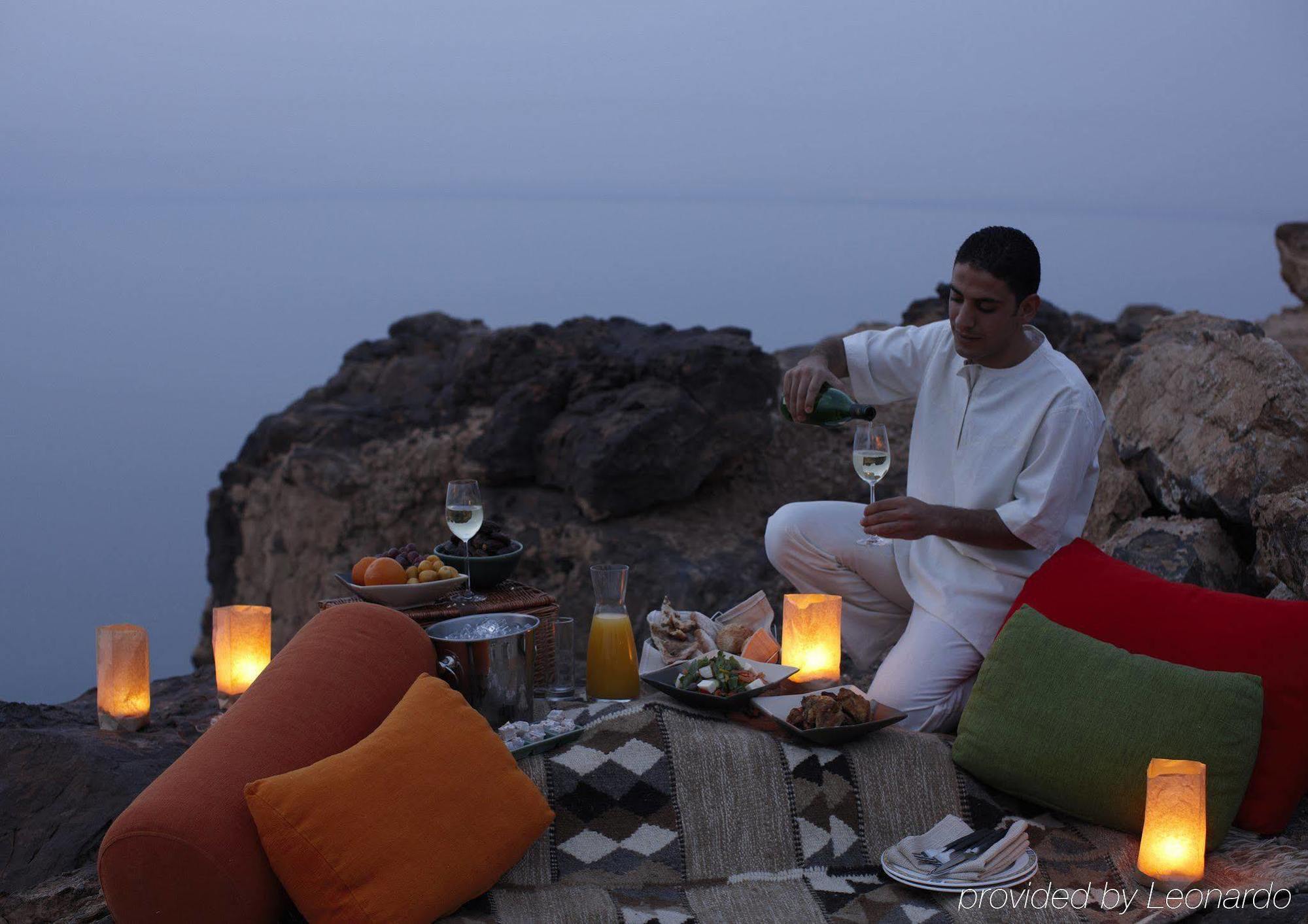Hotel Ma'In Hot Springs Ristorante foto A man in a desert camp