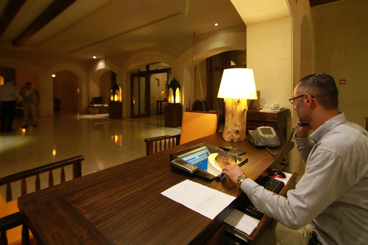 Hotel Ma'In Hot Springs Esterno foto A hotel clerk at work